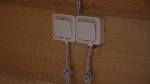 Come condurre i collegamenti elettrici in una casa di legno secondo il PUE e altri standard