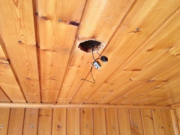 Foto: Strob nel soffitto di un balcone sotto un riflettore