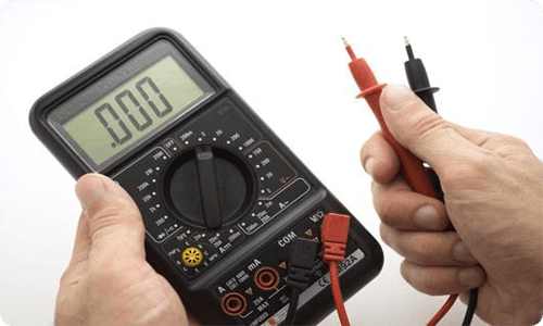 Använd en multimeter för att kontrollera ledningarna