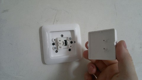 Jak zdemontować włącznik światła?