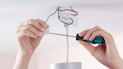 Come rimuovere il lampadario dal soffitto - istruzioni passo passo