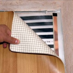 Hur lägger du ett varmt golv under linoleum?