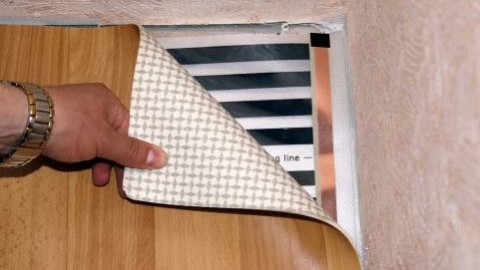 Hur lägger du ett varmt golv under linoleum?