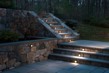 תאורת מדרגות מעניינת בגינה