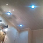 Symetrické špinění na stropě