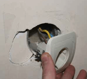 Co zrobić, jeśli gniazdko wypadnie ze ściany?