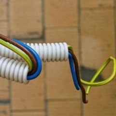 Kaip nutiesti kabelį per gofruotą vamzdį