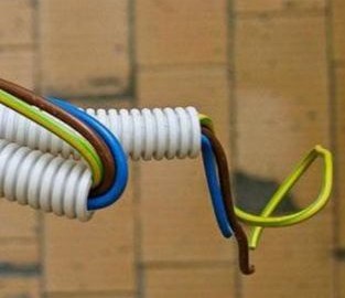Hur man leder en kabel genom ett korrugerat rör