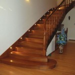 גרם מדרגות מעץ בבית פרטי