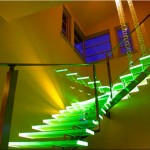 הדגשה ירוקה מעניינת של מדרגות שקופות