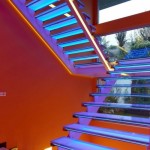 Nowoczesne niebieskie oświetlenie schodów