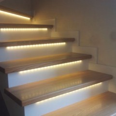Wir machen LED-Beleuchtung der Treppe