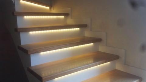 Wir machen LED-Beleuchtung der Treppe