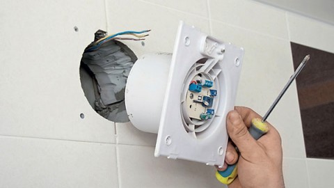 Installazione e collegamento di un ventilatore in bagno