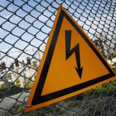 Kokie yra elektros saugos ženklai ir požymiai?