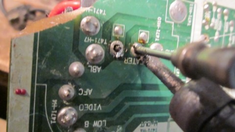 Naučit se, jak bezpečně pájet rádiové komponenty z desek s obvody