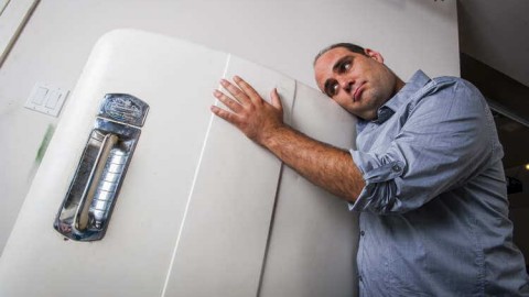 Kodėl šaldytuvas veikia garsiai ir ką tokiu atveju daryti?