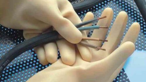 A cosa servono i guanti dielettrici richiesti e come vengono testati?