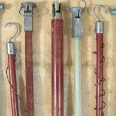 What is an insulating rod and what is it for?