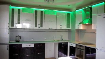 RGB juostos įdėjimas virš virtuvės