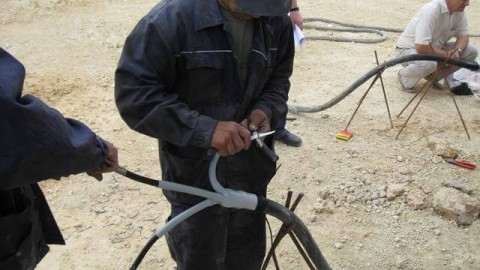 Cómo instalar un manguito final en un cable
