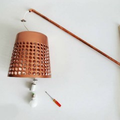 Workshop o výrobě stojací lampy z improvizovaných prostředků