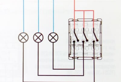 Schéma zapojenia vypínača s tromi kľúčmi
