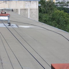 Est-il possible de poser le câble sur le toit du bâtiment selon le PUE