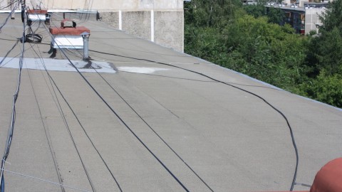 Ar galima kloti kabelį ant pastato stogo pagal PUE