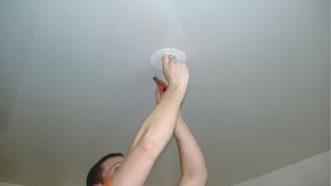 Ako nainštalovať reflektor do zaveseného stropu?