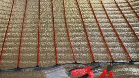 Pokládka podlahových kúrení z uhlíkových vlákien na dlaždice a laminát