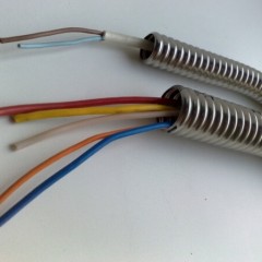 Druhy a vlastnosti použitia kovovej hadice na kábel