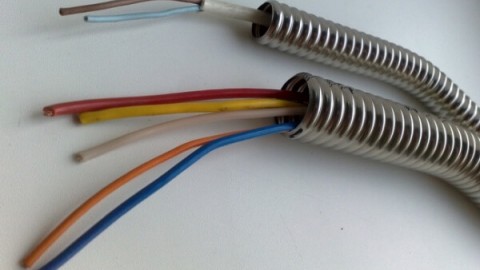 Metalinės žarnos naudojimo kabeliu tipai ir ypatybės