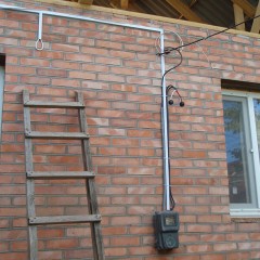 So verlegen Sie ein Kabel über eine Gebäudefassade