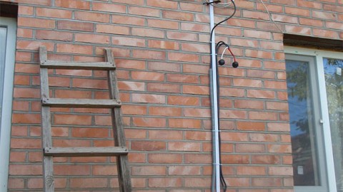 Wie man ein Kabel über eine Gebäudefassade verlegt und welche Anforderungen berücksichtigt werden müssen