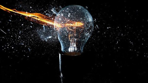 Prečo žiarovky pri zapnutí svetla vybuchnú a ako tomu zabrániť