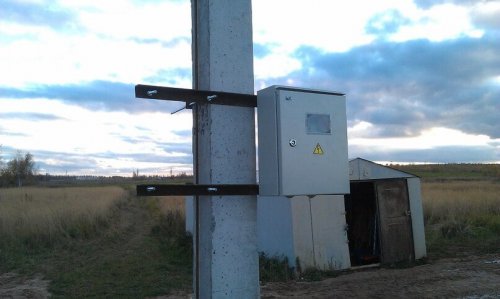 Opción para unir un panel eléctrico a un poste