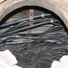 Come posizionare il cavo nei condotti dei cavi e quali requisiti devono essere considerati
