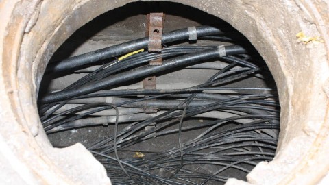 Come posizionare il cavo nei condotti dei cavi e quali requisiti devono essere considerati