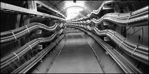 U tunelima i cijevima kabel je položen duž konzola