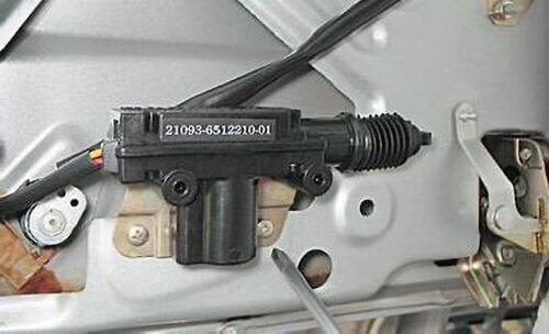 VAZ automobilio durų spynų servovariklis (pavara)