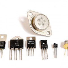 Kas yra bipolinis tranzistorius ir kokia jo savybė?