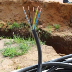 Quel est le meilleur acheminement des câbles: dans le sol ou dans les airs