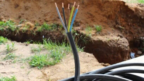 Quel est le meilleur cheminement des câbles: dans le sol ou dans les airs