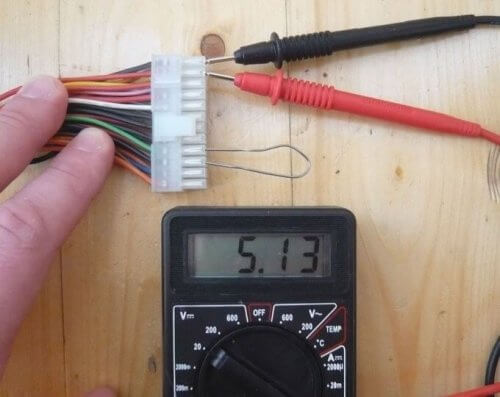 5 voltų magistralės įtampos matavimas - raudona ir juoda viela