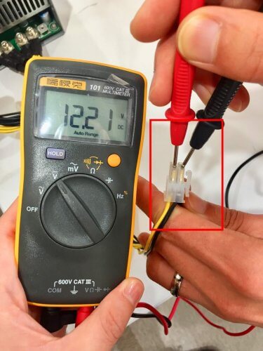 Μέτρηση τάσης σε δίαυλο 12 volt (κίτρινο και μαύρο καλώδιο), χρησιμοποιώντας ένα παράδειγμα τροφοδοσίας 4 επεξεργαστών