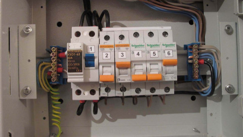 Kolik strojů vložit do elektrického panelu: pravidla výpočtu