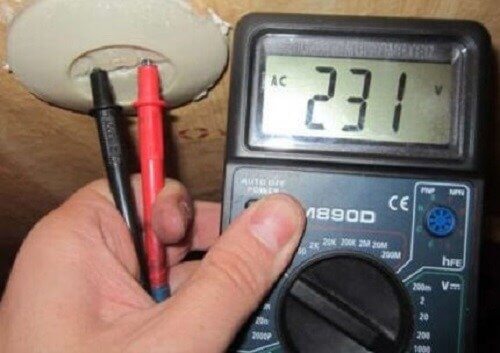 Socket voltage measurement with a multimeter